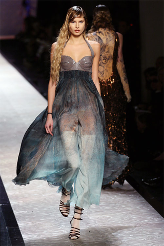 Illustration for article titled Fashion Show